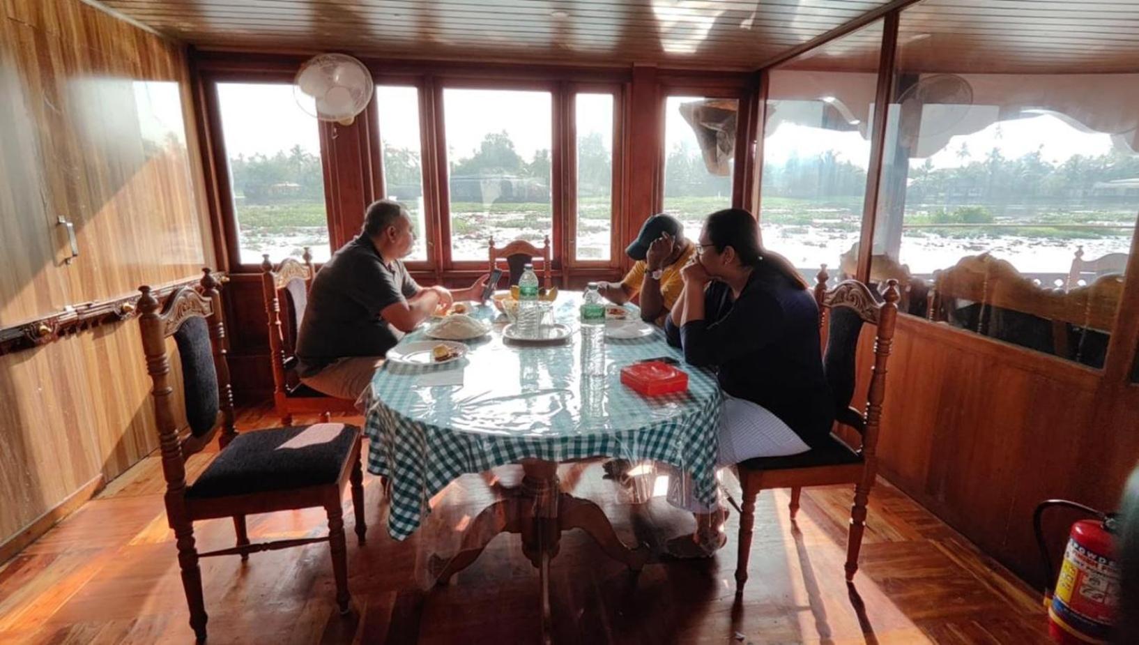 Villa Rajahamsam Houseboat Kumarakom Exterior foto